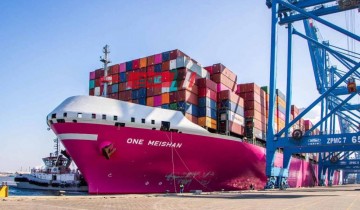 بالصور ميناء دمياط يستقبل أكبر غاطس لسفينة حاويات منذ افتتاحه
