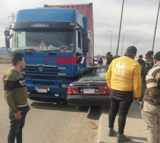 بالصور اصابة شخص في حادث تصادم بين سيارة ملاكي ومقطورة على طريق دمياط الجديدة