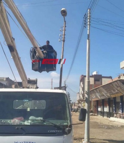 جهود مكثفة لصيانة أعمدة الإنارة العامة في شوارع كفر سعد بدمياط