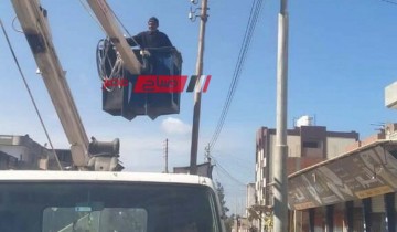 جهود مكثفة لصيانة أعمدة الإنارة العامة في شوارع كفر سعد بدمياط