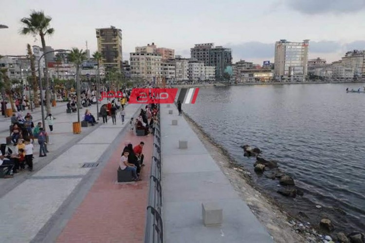 استمرار توافد المواطنين على حديقة بنت الشاطئ وكورنيش النيل في دمياط .. اول ايام العيد