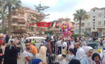 عيد الفطر في مصر .. المساجد تمتلئ بالمصلين ومظاهر الفرحة تملأ وجوه الاطفال