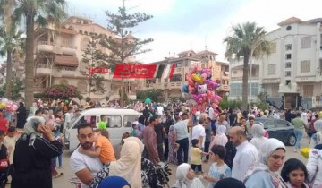 عيد الفطر في مصر .. المساجد تمتلئ بالمصلين ومظاهر الفرحة تملأ وجوه الاطفال