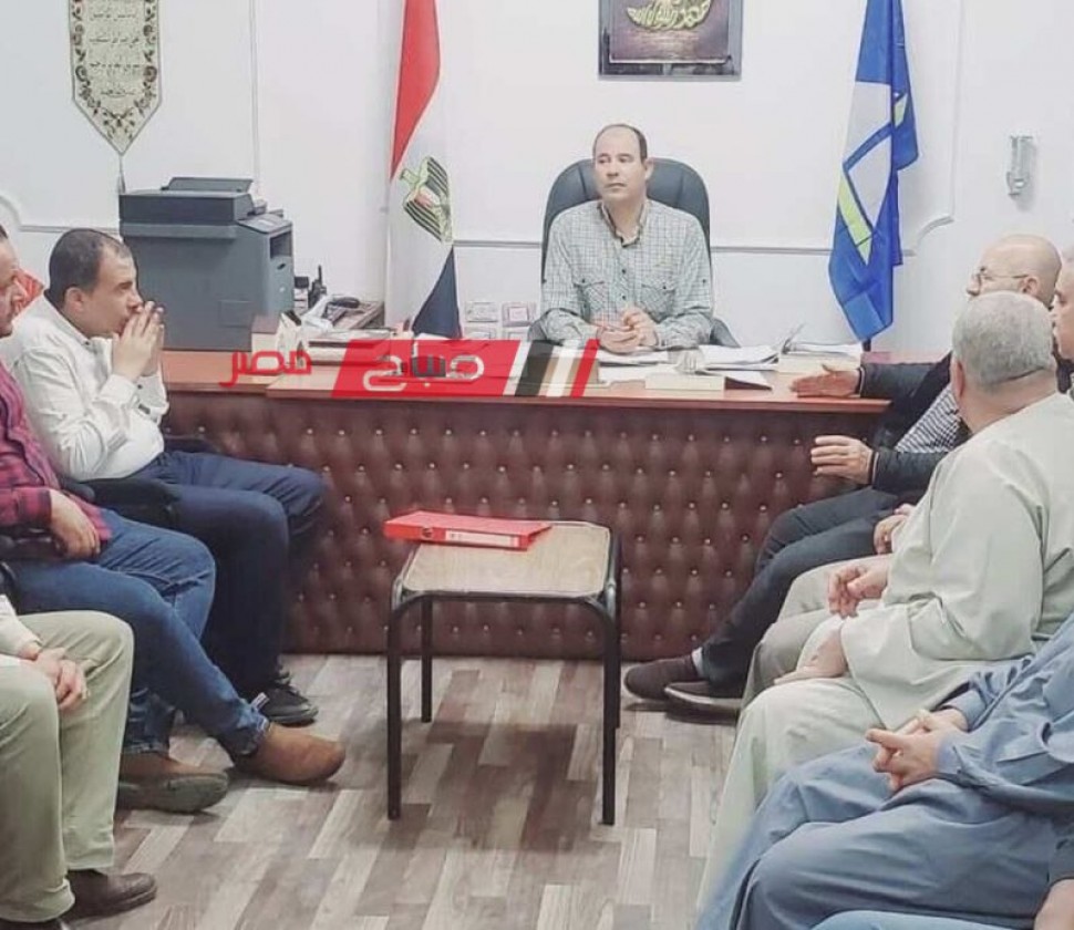 رئيس مدينة كفر البطيخ بدمياط يعقد لقاء مع اصحاب وكالات الخضار لمتابعه اعمال النقل
