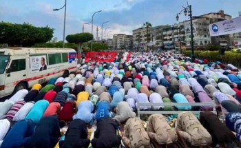 الالاف يؤدون صلاة عيد الفطر المبارك 2024 في ساحة ميدان الساعة بدمياط