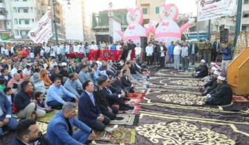 آلاف المصلين يؤدون شعائر صلاة عيد الفطر المبارك بساحة ميدان الساعة بمدينة دمياط