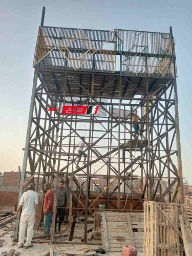 إزالة برج حمام بارتفاع 6 امتار اعلى عقار سكني في قرية الشعراء بدمياط