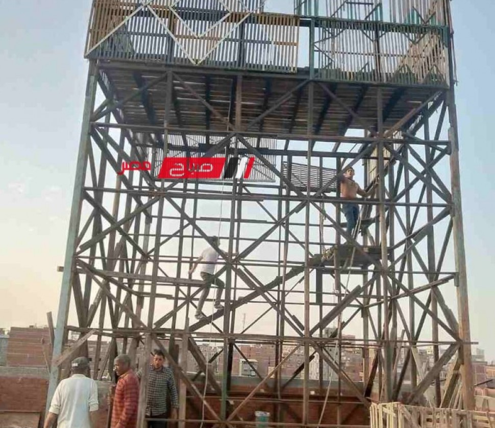 إزالة برج حمام بارتفاع 6 امتار اعلى عقار سكني في قرية الشعراء بدمياط