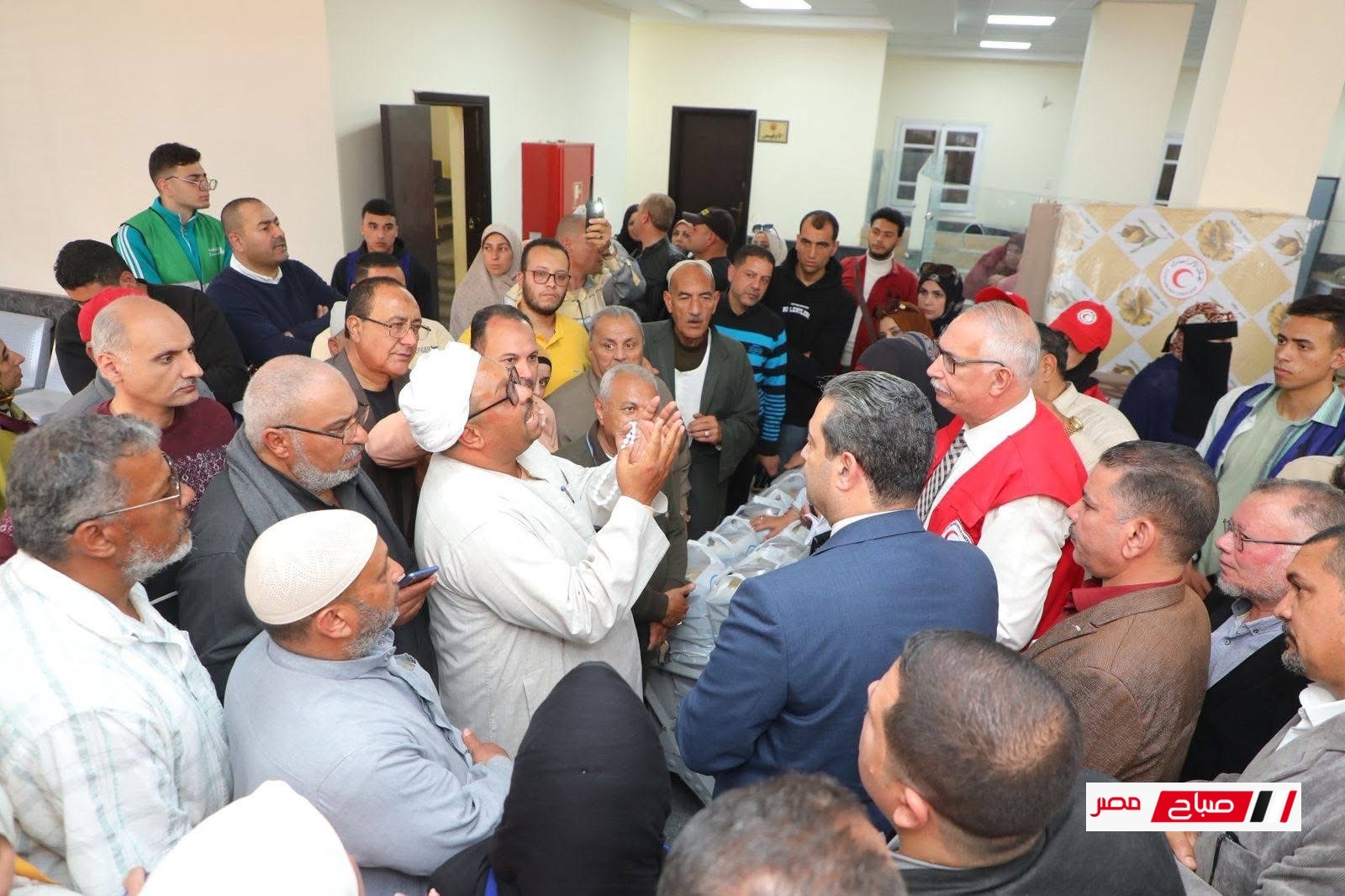 محافظ دمياط يتفقد قرية الوسطاني ويشهد توزيع المساعدات على المواطنين المتضررين من الأمطار