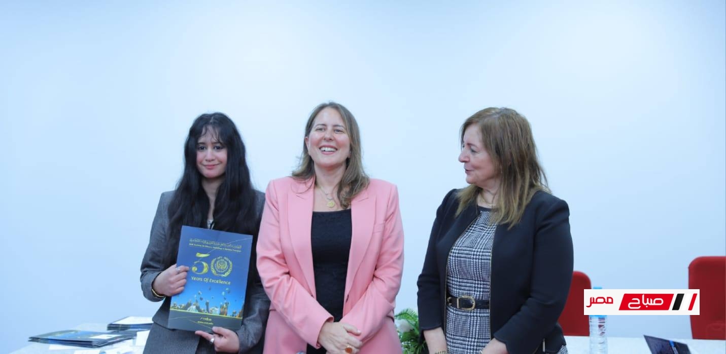 دمياط تحصد المركز الرابع على مستوى الجمهورية في تحدي الابتكار التكنولوجي 29 حققت مديرية التربية والتعليم بدمياط إنجازًا مشرفًا بحصولها على المركز الرابع على مستوى الجمهورية في مسابقة تحدي الابتكار التكنولوجي لكليات الحاسبات وتكنولوجيا المعلومات، التي أقيمت بفرع القرية الذكية. وهنأ الأستاذ "ياســـر عمــاره" وكيل وزارة التربية والتعليم بدمياط، الطالبة شروق أحمد، من مدرسة عزبة البرج الثانوية المشتركة التابعة لإدارة عزبة البرج التعليمية، على هذا الإنجاز المتميز الذي رفع اسم دمياط عاليًا في المحافل التكنولوجية. كما قدم وكيل الوزارة التهنئة لتوجيه الكمبيوتر وتكنولوجيا المعلومات بقيادة السيدة زهيرة المغلاوي، مشيدًا بجهودهم ودعمهم المتواصل للطلاب، ومتمنيًا لهم المزيد من التوفيق والنجاح في مسيرتهم التعليمية والتكنولوجية. ويعكس هذا الإنجاز المستوى المتميز للطلاب في محافظة دمياط واهتمام المديرية بتنمية مهاراتهم في المجالات التكنولوجية الحديثة، مما يبشر بمستقبل واعد للابتكار والإبداع في المحافظة.