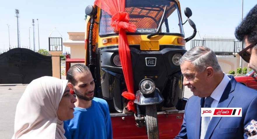 محافظ الإسكندرية يُسلّم “توك توك” جديدًا لسيدة تُعيل أسرة كاملة ويوجّه بمنح مركبتها القديمة للسائق تقديرًا لشجاعته