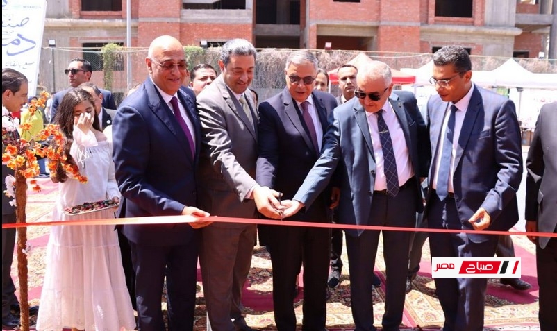 محافظا دمياط والاسكندرية ورئيس جهاز تنمية المشروعات يفتتحون معرض الأثاث ” صنع في دمياط “